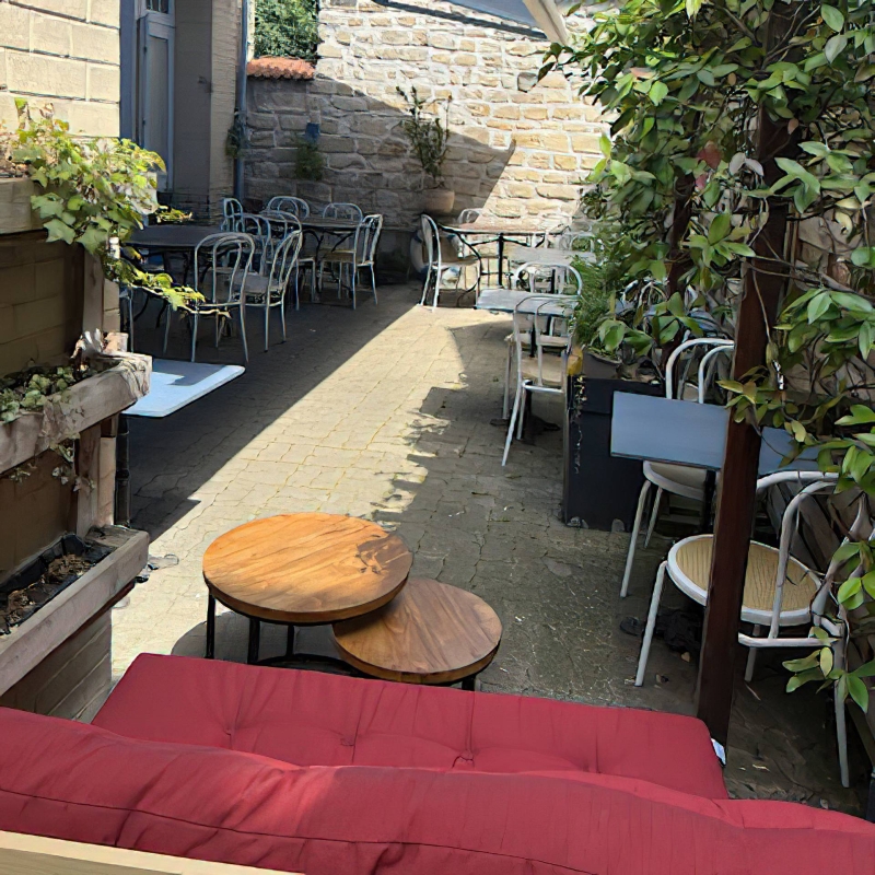 Terrasse / Espace lounge - La Petite Cour - Restaurant Meulan-en-Yvelines - bon restaurant MEULAN-EN-YVELINES