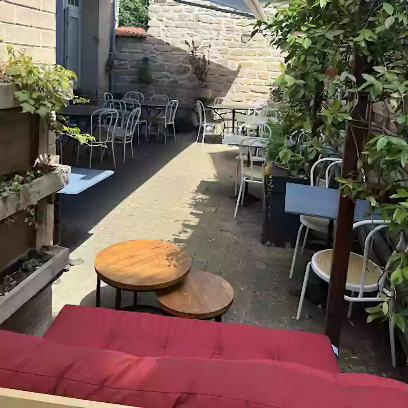 Terrasse / Espace lounge - La Petite Cour - Restaurant Meulan-en-Yvelines - restaurant MEULAN-EN-YVELINES